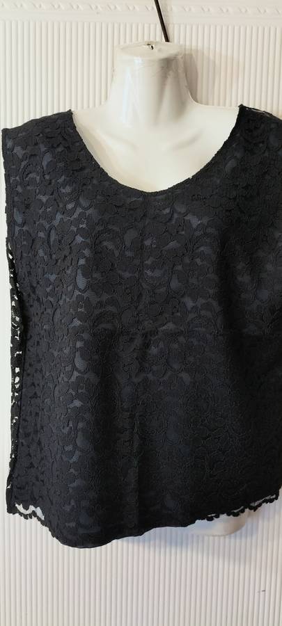 Beautiful Ladies Sleeveless Top - M - No Name (Nr21)
