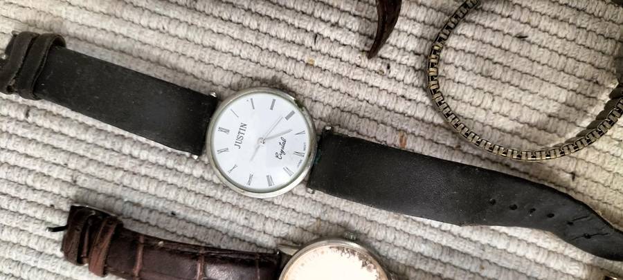 A Collection of 17 Watches (READ DESCRIPTION).