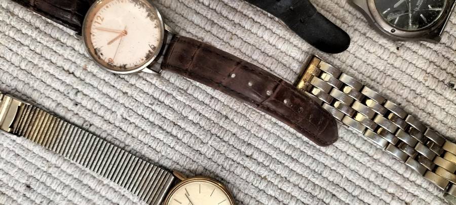 A Collection of 17 Watches (READ DESCRIPTION).