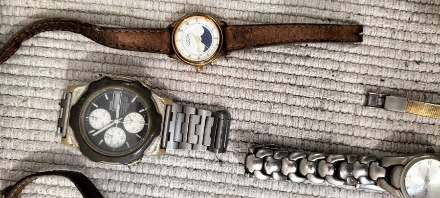 A Collection of 17 Watches (READ DESCRIPTION).