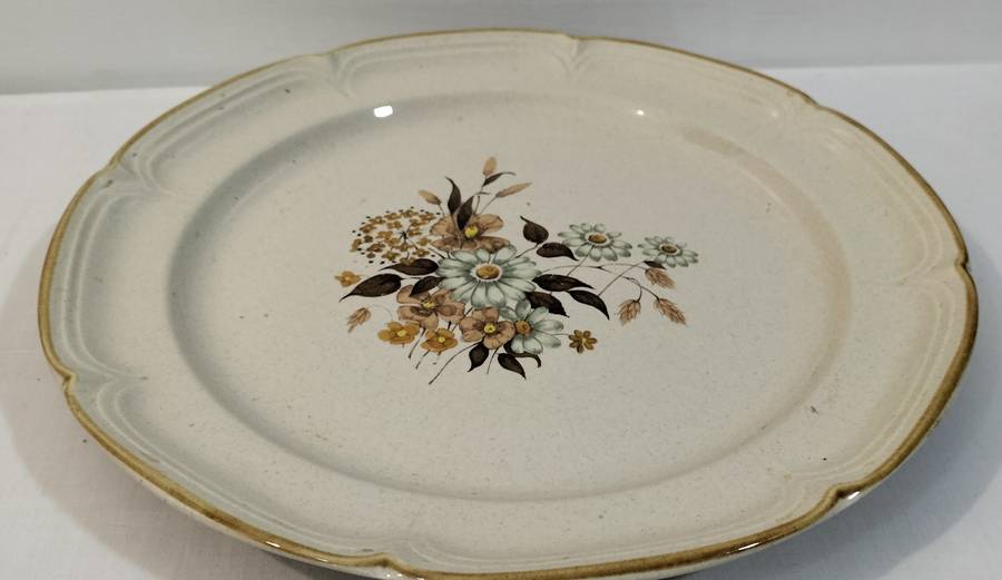 Magnificent Wellington Finesse Stoneware Plate/Platter (nr 2)