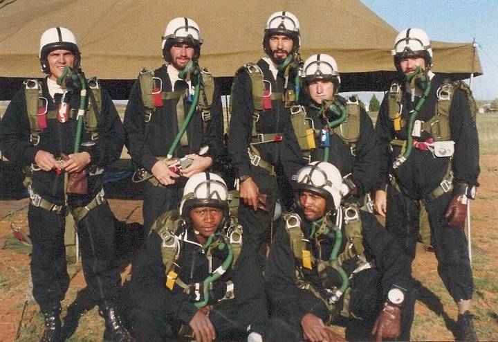 Freefall helmet used by the Recces and Parabats - St Christophe