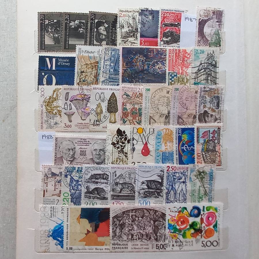 Medium Stockbook - France 1970-1999 - Approx 770 stamps - no duplication