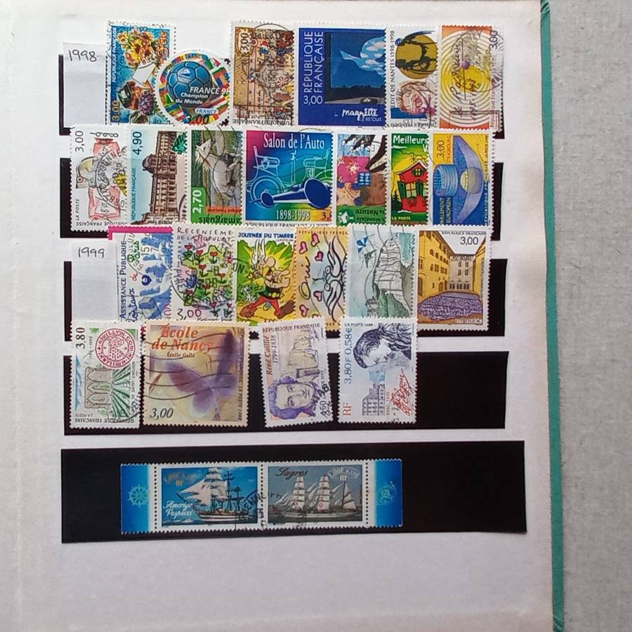 Medium Stockbook - France 1970-1999 - Approx 770 stamps - no duplication