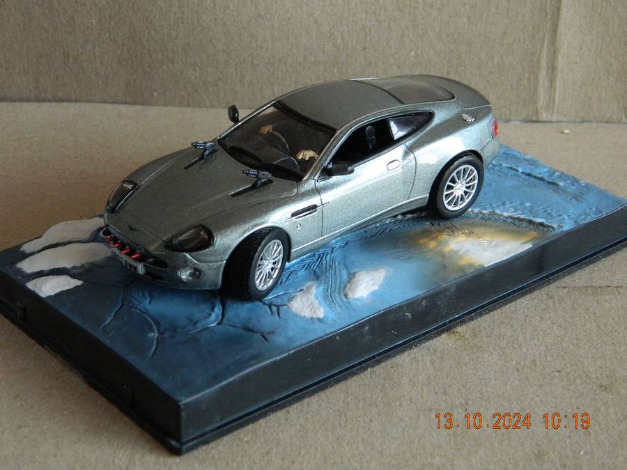 UNIVERSAL HOBBIES -  JAMES BOND 007 -  ASTON MARTIN V12 VANQUISH  -  DIE ANOTHER DAY