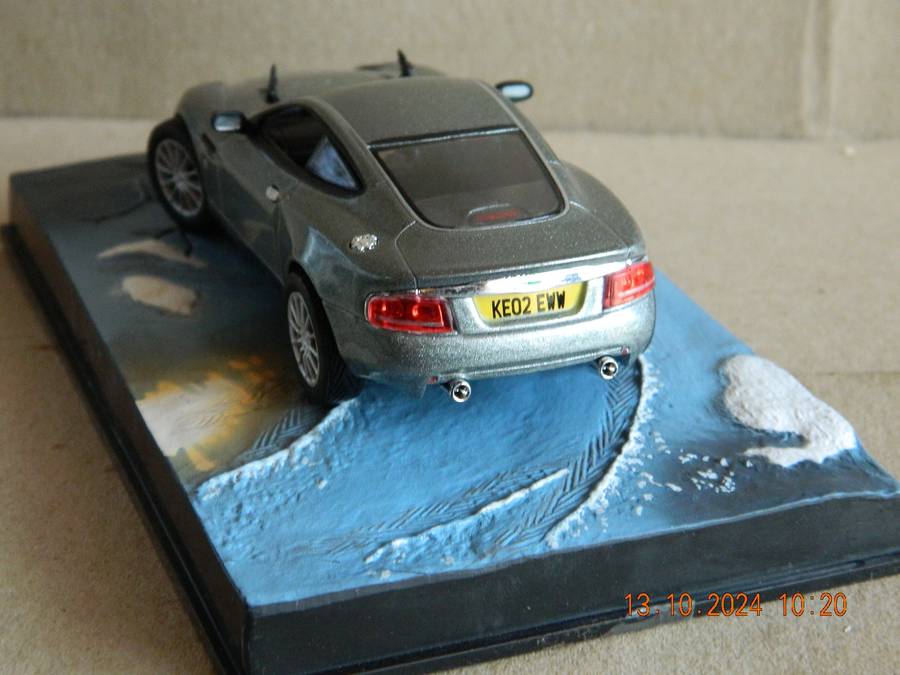 UNIVERSAL HOBBIES -  JAMES BOND 007 -  ASTON MARTIN V12 VANQUISH  -  DIE ANOTHER DAY