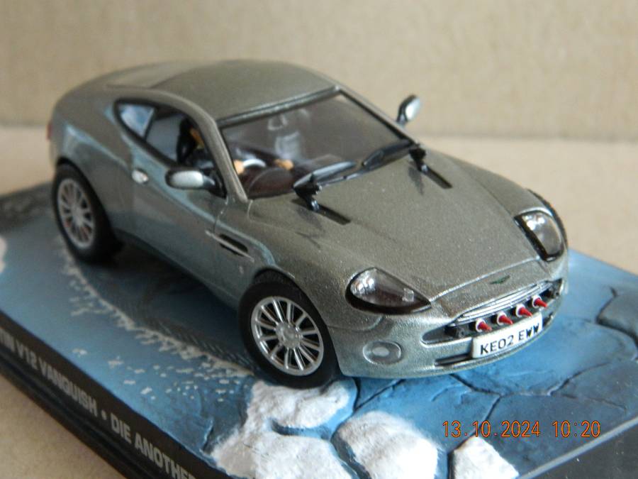 UNIVERSAL HOBBIES -  JAMES BOND 007 -  ASTON MARTIN V12 VANQUISH  -  DIE ANOTHER DAY