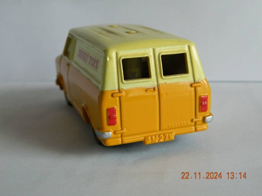 DINKY TOYS  -   -  BEDFORD VAN   'DINKY TOYS'