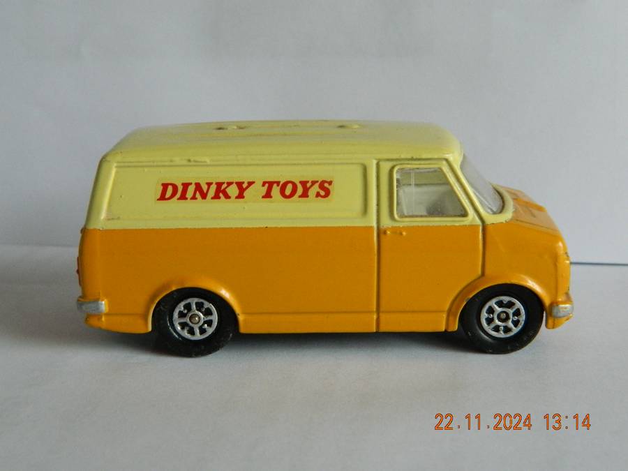 DINKY TOYS  -   -  BEDFORD VAN   'DINKY TOYS'