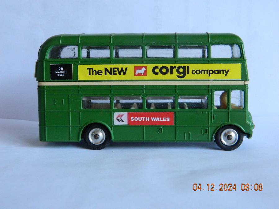 CORGI TOYS  -   -  LONDON TRANSPORT - 'ROUTEMASTER'