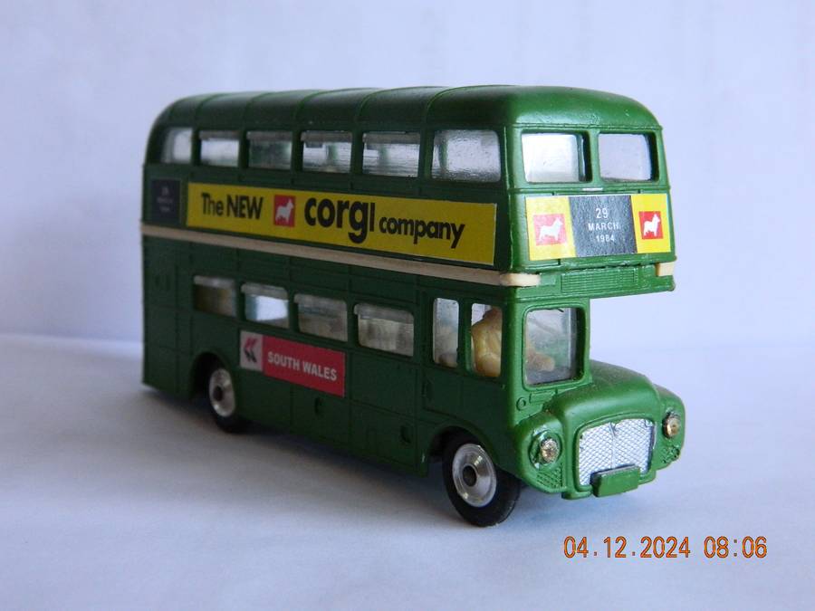 CORGI TOYS  -   -  LONDON TRANSPORT - 'ROUTEMASTER'