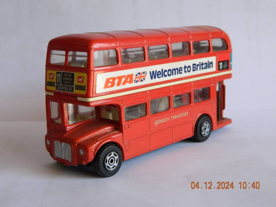 CORGI TOYS  -   -  LONDON TRANSPORT - 'ROUTEMASTER'