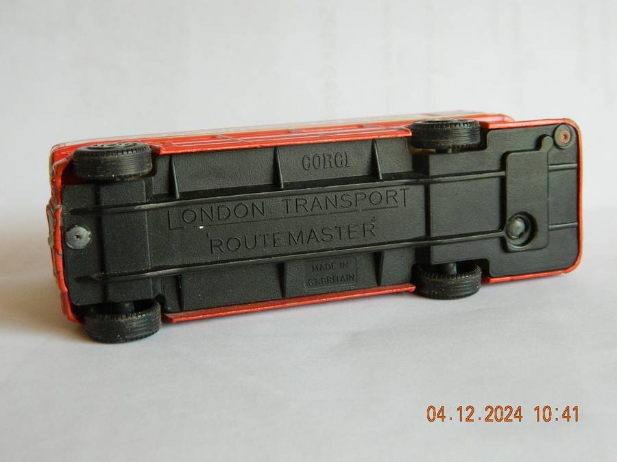 CORGI TOYS  -   -  LONDON TRANSPORT - 'ROUTEMASTER'