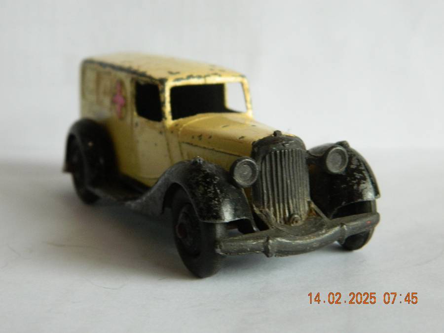 DINKY TOYS  -  30f  -  AMBULANCE
