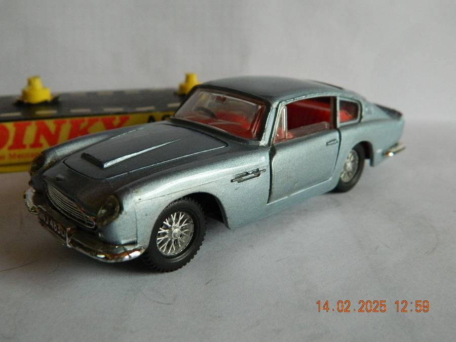 DINKY TOYS  -  153  -  ASTON MARTIN  DB6