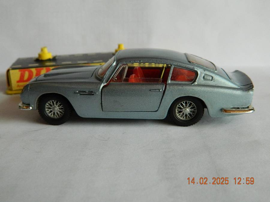 DINKY TOYS  -  153  -  ASTON MARTIN  DB6