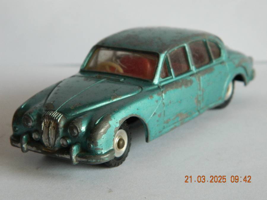 DINKY TOYS  -  146  -  DAIMLER 2,5 LITRE