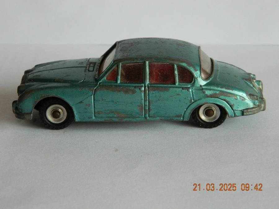 DINKY TOYS  -  146  -  DAIMLER 2,5 LITRE