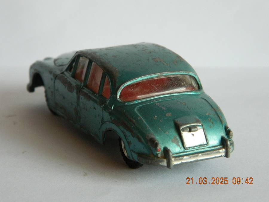 DINKY TOYS  -  146  -  DAIMLER 2,5 LITRE