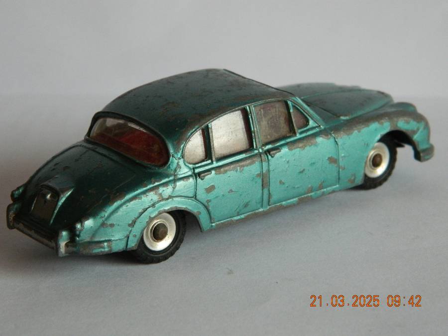 DINKY TOYS  -  146  -  DAIMLER 2,5 LITRE