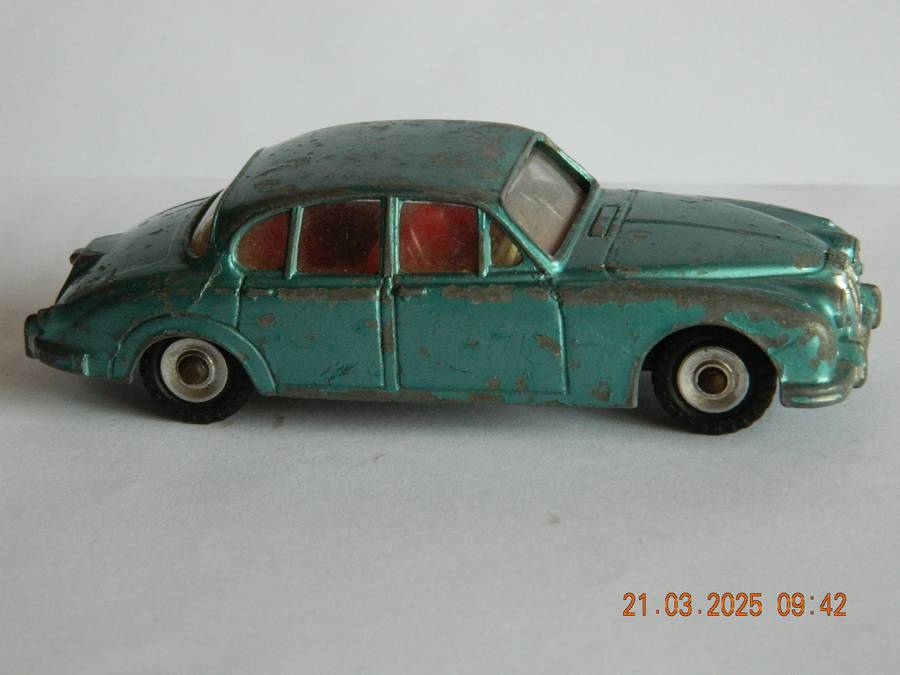 DINKY TOYS  -  146  -  DAIMLER 2,5 LITRE