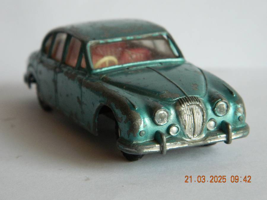 DINKY TOYS  -  146  -  DAIMLER 2,5 LITRE