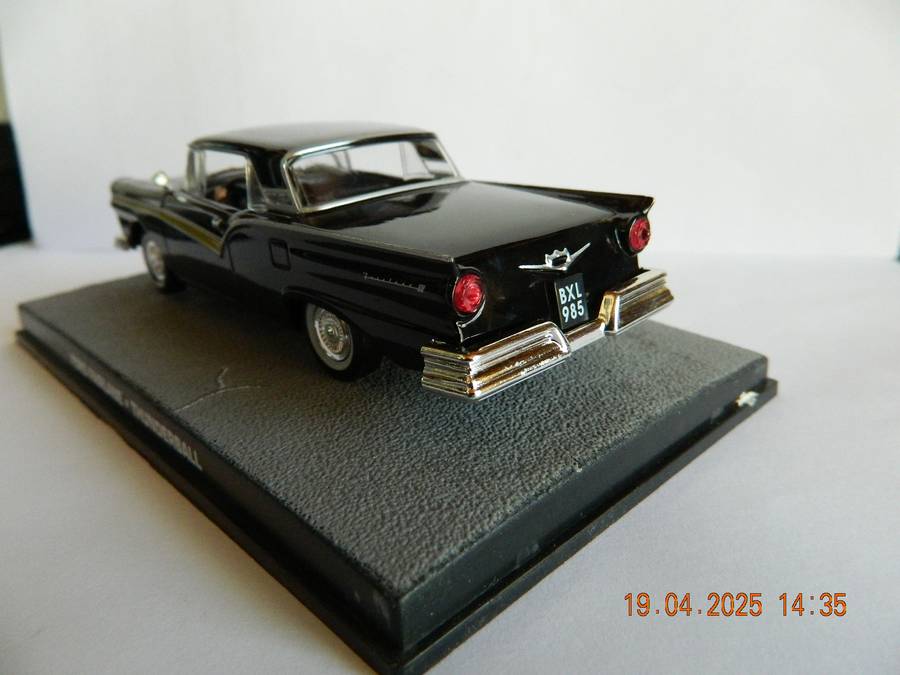 UNIVERSAL HOBBIES -  JAMES BOND 007 -  FORD FAIRLANE  -  THUNDERBALL