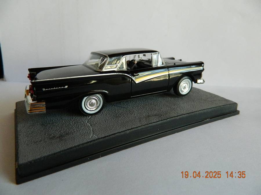 UNIVERSAL HOBBIES -  JAMES BOND 007 -  FORD FAIRLANE  -  THUNDERBALL
