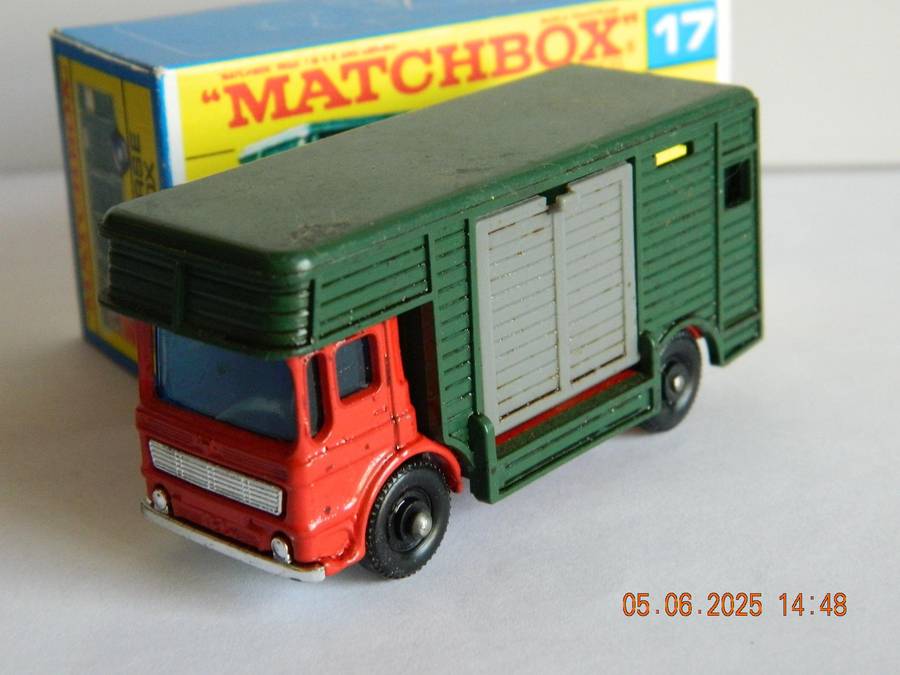 MATCHBOX SERIES  - 17  -  HORSE BOX WITH TWO HORSES