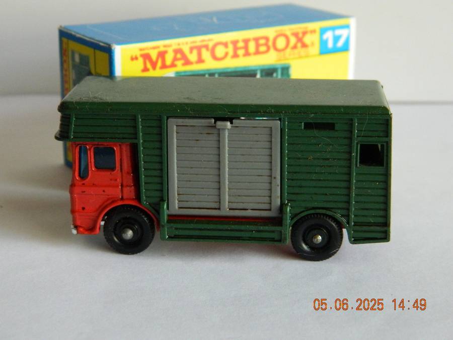 MATCHBOX SERIES  - 17  -  HORSE BOX WITH TWO HORSES