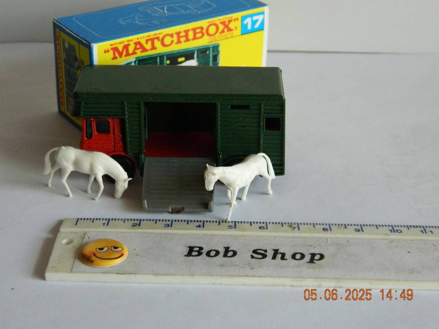 MATCHBOX SERIES  - 17  -  HORSE BOX WITH TWO HORSES