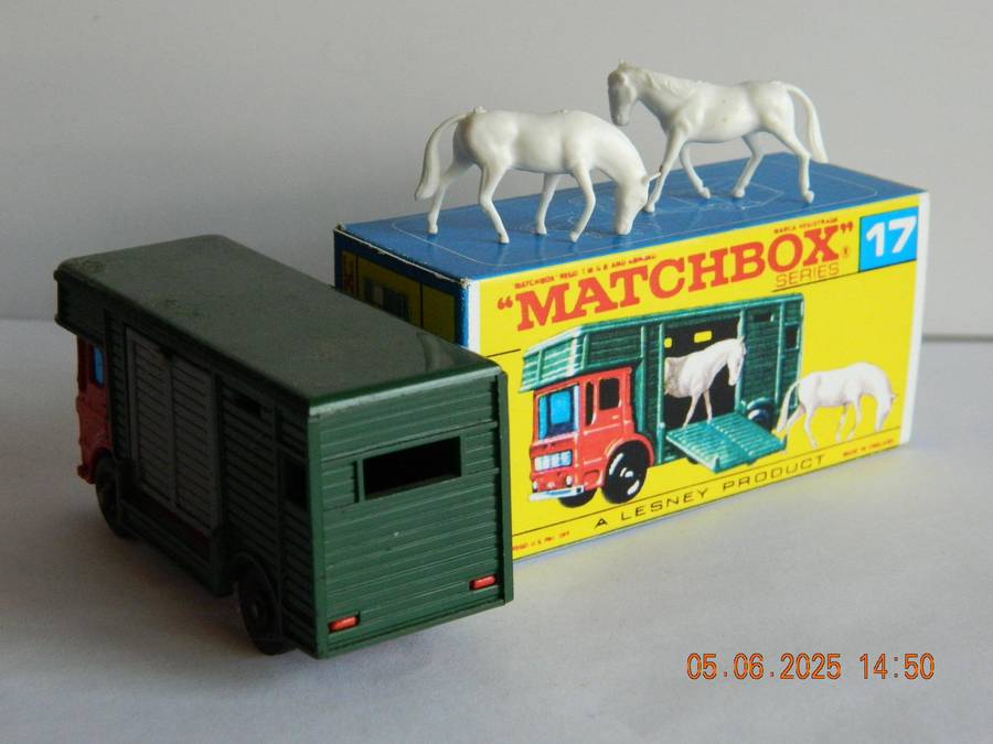 MATCHBOX SERIES  - 17  -  HORSE BOX WITH TWO HORSES