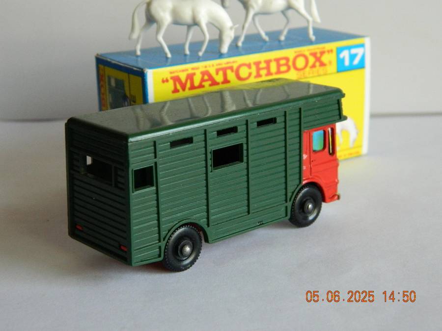 MATCHBOX SERIES  - 17  -  HORSE BOX WITH TWO HORSES