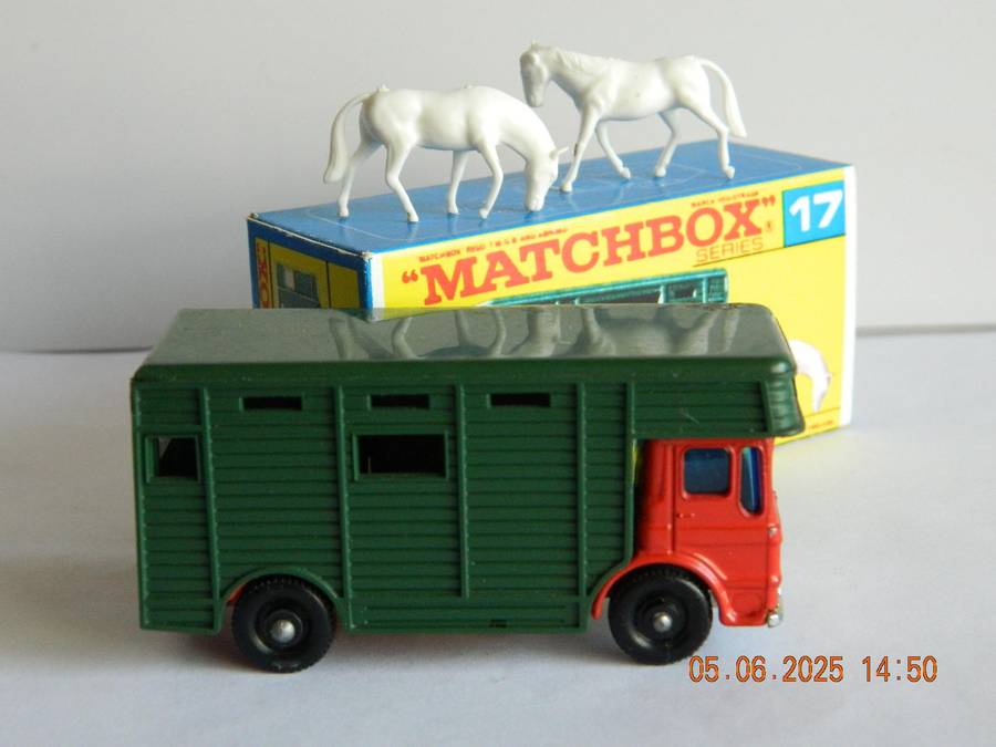 MATCHBOX SERIES  - 17  -  HORSE BOX WITH TWO HORSES