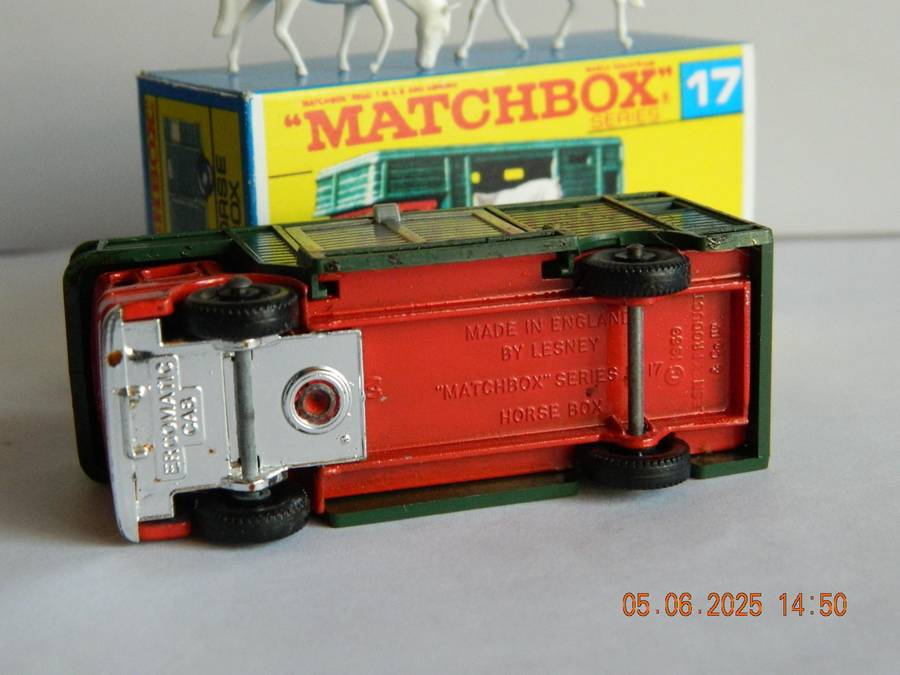 MATCHBOX SERIES  - 17  -  HORSE BOX WITH TWO HORSES