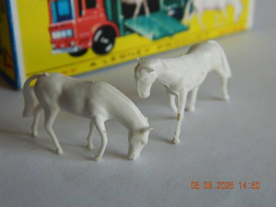 MATCHBOX SERIES  - 17  -  HORSE BOX WITH TWO HORSES