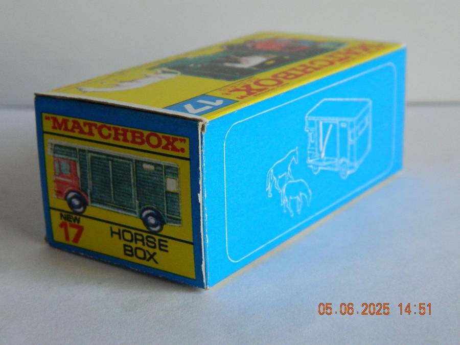 MATCHBOX SERIES  - 17  -  HORSE BOX WITH TWO HORSES
