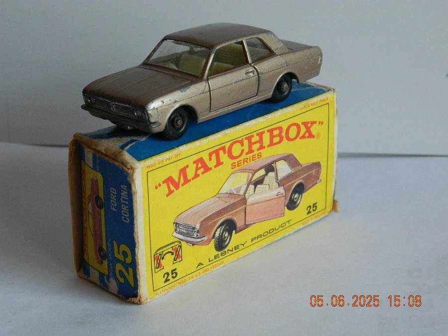 MATCHBOX SERIES  - 25  -   FORD CORTINA  -  ORIGINAL BOX