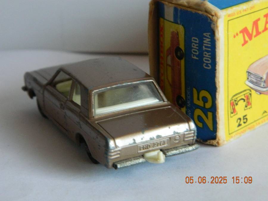 MATCHBOX SERIES  - 25  -   FORD CORTINA  -  ORIGINAL BOX