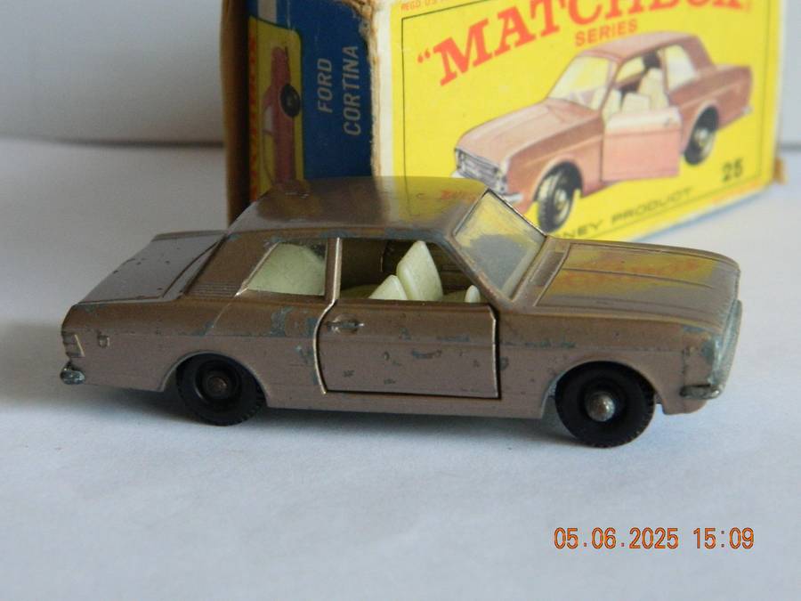 MATCHBOX SERIES  - 25  -   FORD CORTINA  -  ORIGINAL BOX