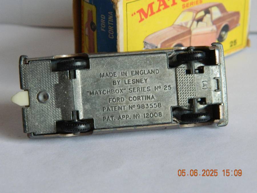 MATCHBOX SERIES  - 25  -   FORD CORTINA  -  ORIGINAL BOX