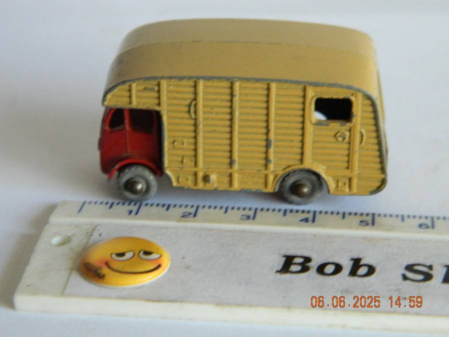 MATCHBOX SERIES  -  35  -   MARSHALL HORSE BOX WITH TWO HORSES