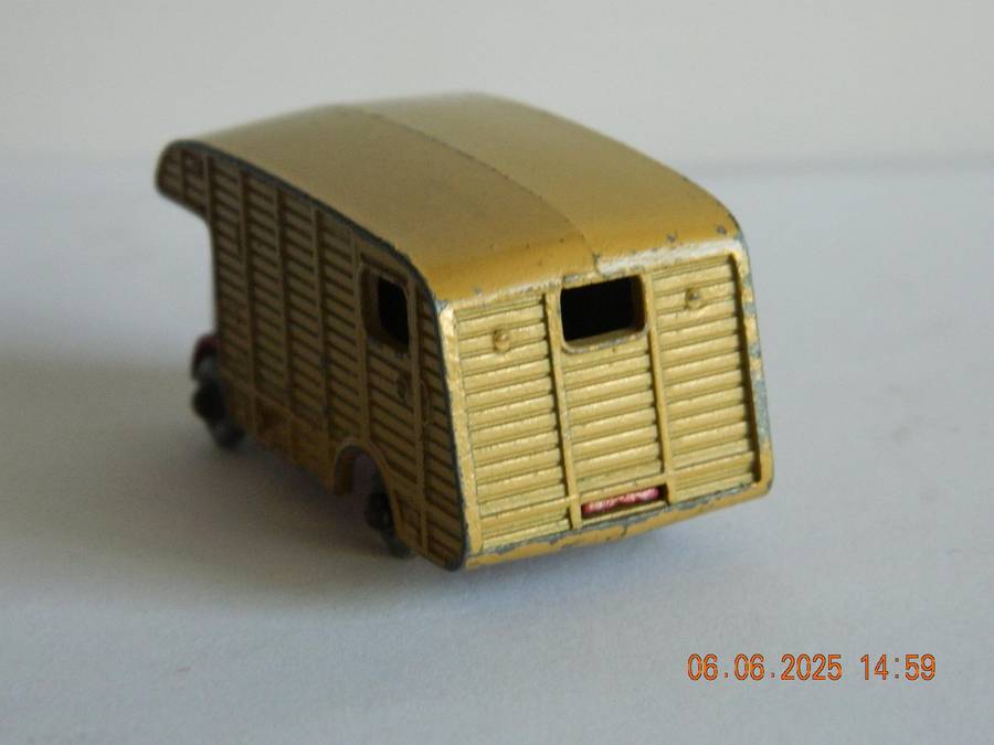 MATCHBOX SERIES  -  35  -   MARSHALL HORSE BOX WITH TWO HORSES