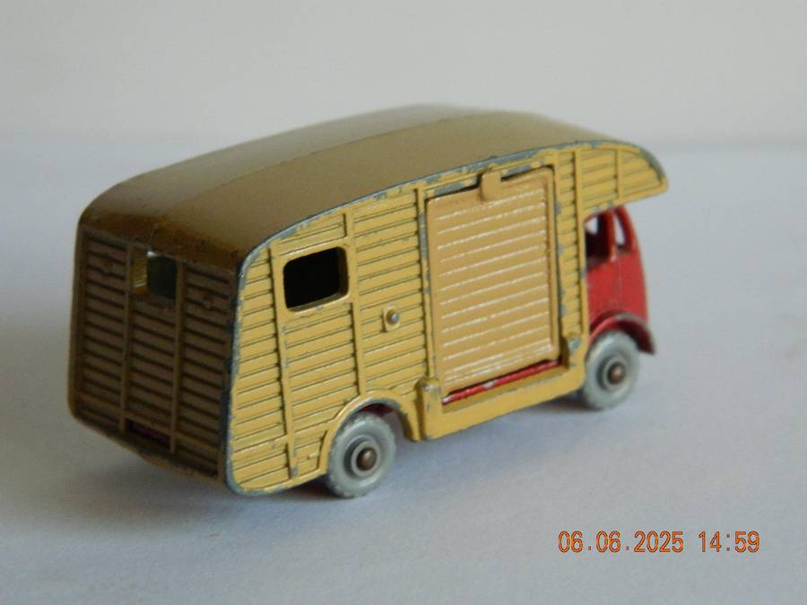 MATCHBOX SERIES  -  35  -   MARSHALL HORSE BOX WITH TWO HORSES