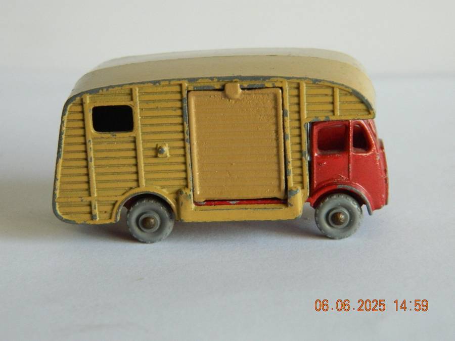 MATCHBOX SERIES  -  35  -   MARSHALL HORSE BOX WITH TWO HORSES