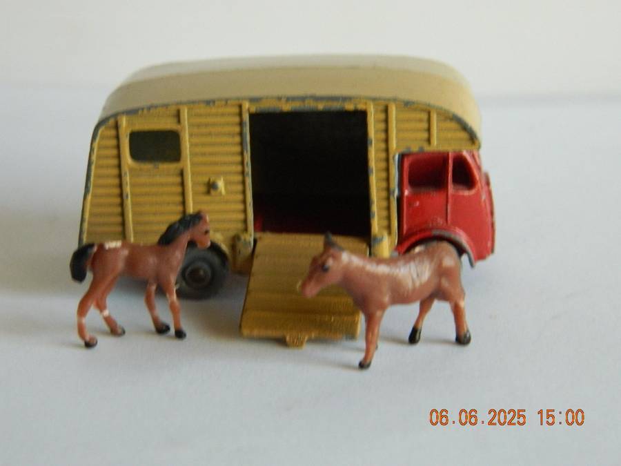 MATCHBOX SERIES  -  35  -   MARSHALL HORSE BOX WITH TWO HORSES