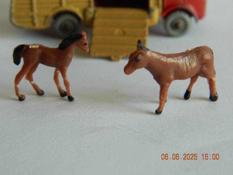 MATCHBOX SERIES  -  35  -   MARSHALL HORSE BOX WITH TWO HORSES