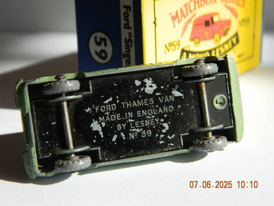 MATCHBOX SERIES  -  59  -  FORD THAMES VAN  -  "SINGER"