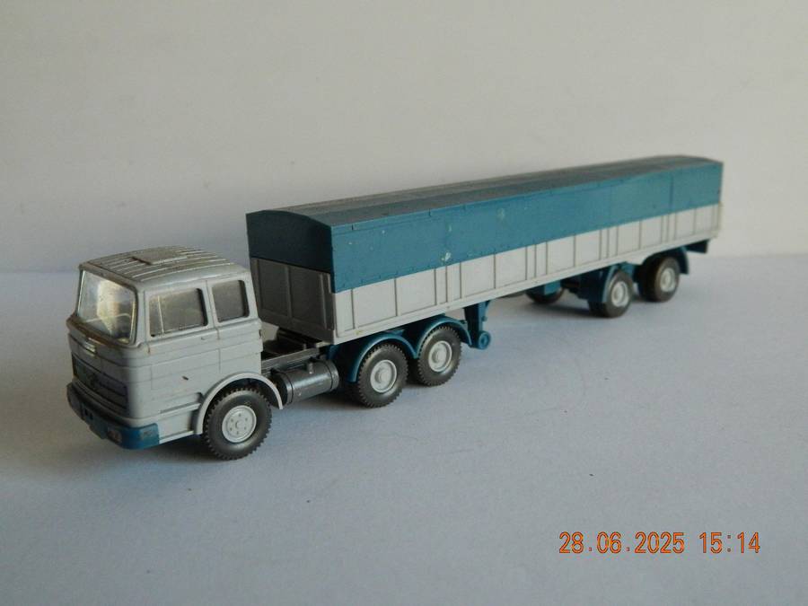 WIKING GERMANY  -   -  MERCEDES-BENZ TRUCK AND TRAILER WITH BARRELS
