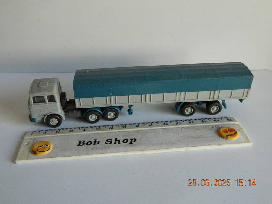 WIKING GERMANY  -   -  MERCEDES-BENZ TRUCK AND TRAILER WITH BARRELS